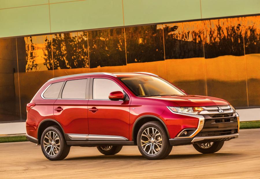  Mitsubishi Outlander 2015 года  (US) (фото 23 из 41)